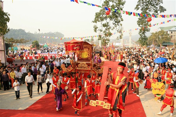 Ouverture de la fête du génie Giong au temple de Phù Dông